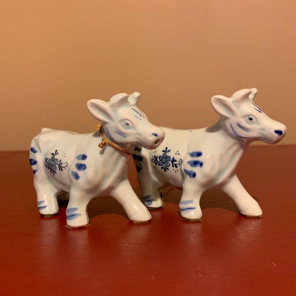 Vintage Cow Salt and Pepper Shakers - Picture 5 of 7